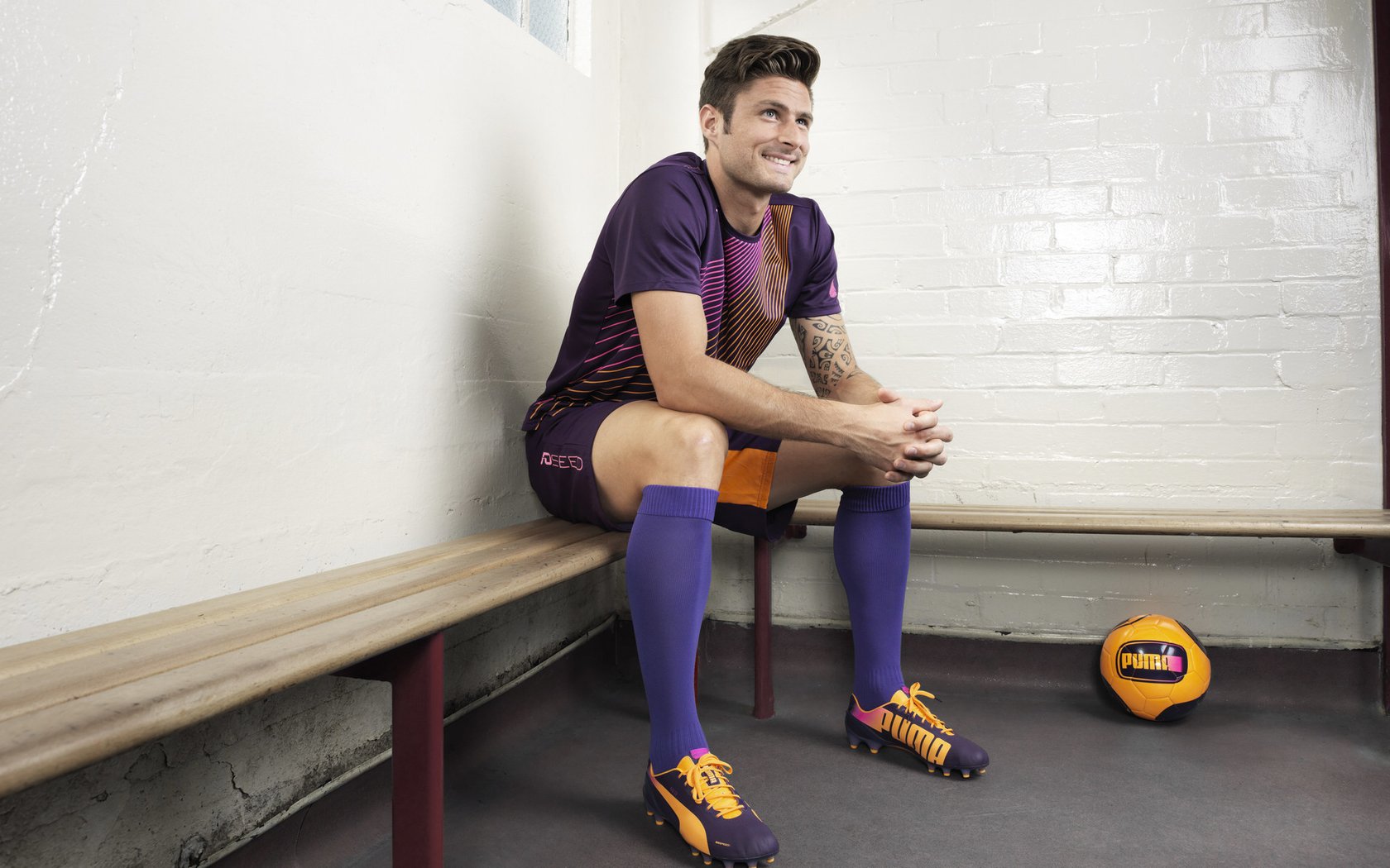 “英超明星表现神勇，助力球队稳步登顶”，英超球队球星